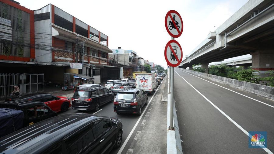 Lalu lintas Jalan KH Noer Ali Inspeksi Kalimalang macet berkilo-kilometer imbas penutupan ruas tol mengarah ke Cikampek pada Sabtu (7/5/2022). (CNBC Indonesia/Tri Susilo)