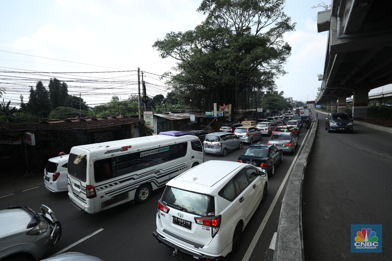 Lalu lintas Jalan KH Noer Ali Inspeksi Kalimalang macet berkilo-kilometer imbas penutupan ruas tol mengarah ke Cikampek pada Sabtu (7/5/2022). (CNBC Indonesia/Tri Susilo) Lalu lintas Jalan KH Noer Ali Inspeksi Kalimalang macet berkilo-kilometer imbas penutupan ruas tol mengarah ke Cikampek pada Sabtu (7/5/2022). (CNBC Indonesia/Tri Susilo)