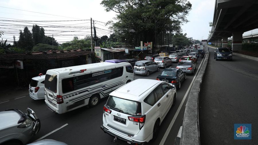 Lalu lintas Jalan KH Noer Ali Inspeksi Kalimalang macet berkilo-kilometer imbas penutupan ruas tol mengarah ke Cikampek pada Sabtu (7/5/2022). (CNBC Indonesia/Tri Susilo)