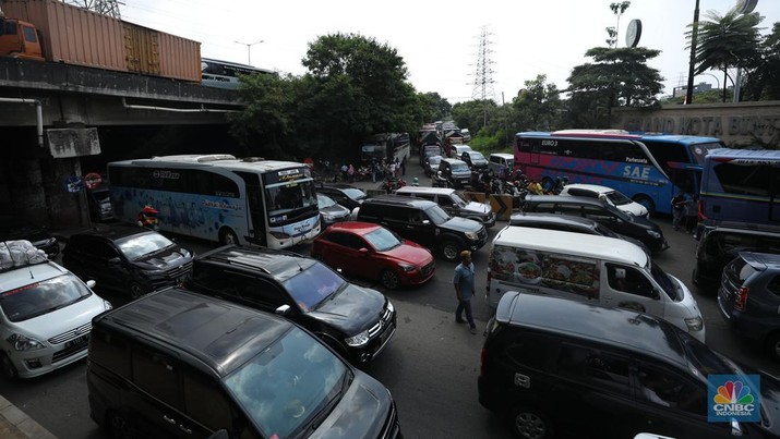 Lalu lintas Jalan KH Noer Ali Inspeksi Kalimalang macet berkilo-kilometer imbas penutupan ruas tol mengarah ke Cikampek pada Sabtu (7/5/2022). (CNBC Indonesia/Tri Susilo)