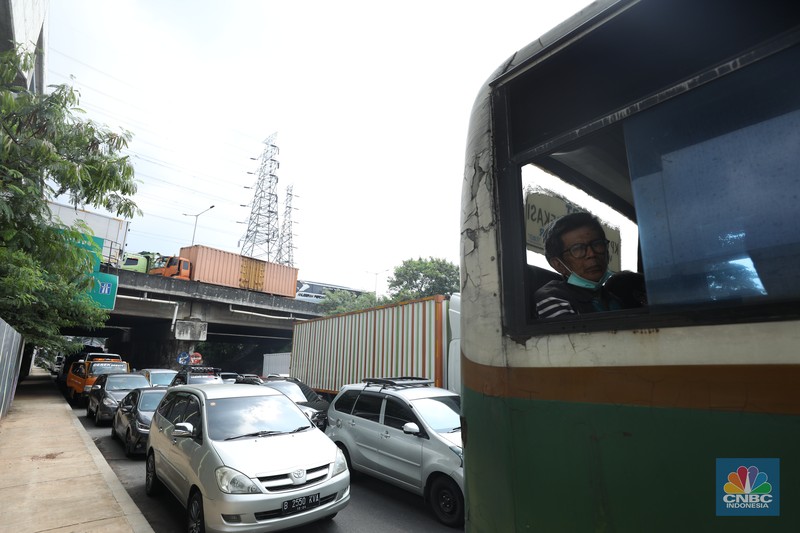 Lalu lintas Jalan KH Noer Ali Inspeksi Kalimalang macet berkilo-kilometer imbas penutupan ruas tol mengarah ke Cikampek pada Sabtu (7/5/2022). (CNBC Indonesia/Tri Susilo) Lalu lintas Jalan KH Noer Ali Inspeksi Kalimalang macet berkilo-kilometer imbas penutupan ruas tol mengarah ke Cikampek pada Sabtu (7/5/2022). (CNBC Indonesia/Tri Susilo)