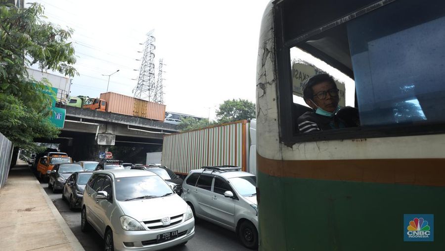 Lalu lintas Jalan KH Noer Ali Inspeksi Kalimalang macet berkilo-kilometer imbas penutupan ruas tol mengarah ke Cikampek pada Sabtu (7/5/2022). (CNBC Indonesia/Tri Susilo)