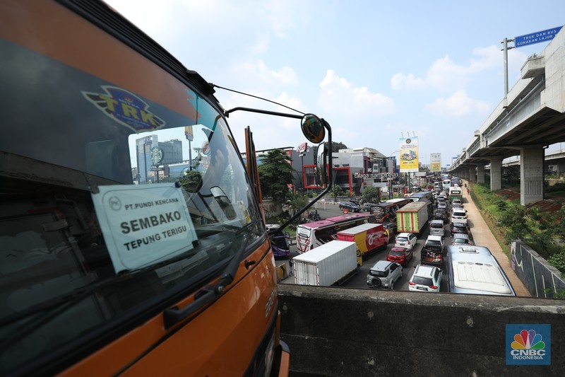 Lalu lintas Jalan KH Noer Ali Inspeksi Kalimalang macet berkilo-kilometer imbas penutupan ruas tol mengarah ke Cikampek pada Sabtu (7/5/2022). (CNBC Indonesia/Tri Susilo)
