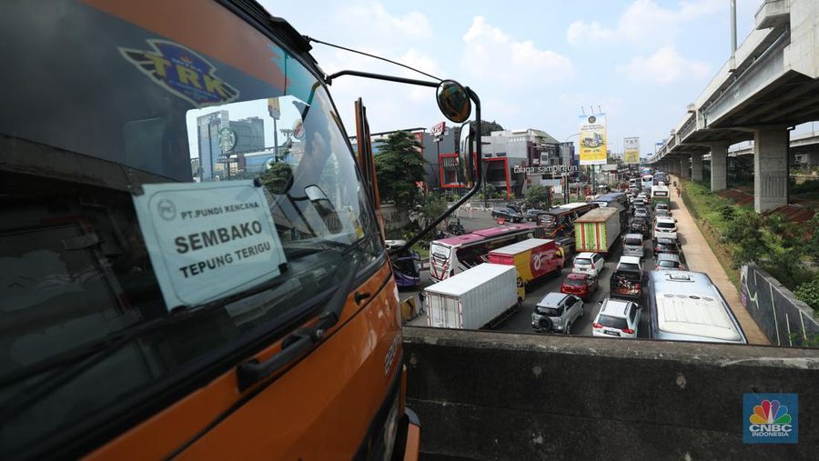 Lalu lintas Jalan KH Noer Ali Inspeksi Kalimalang macet berkilo-kilometer imbas penutupan ruas tol mengarah ke Cikampek pada Sabtu (7/5/2022). (վ/Tri Susilo)