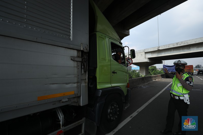 Lalu lintas Jalan KH Noer Ali Inspeksi Kalimalang macet berkilo-kilometer imbas penutupan ruas tol mengarah ke Cikampek pada Sabtu (7/5/2022). (CNBC Indonesia/Tri Susilo) Lalu lintas Jalan KH Noer Ali Inspeksi Kalimalang macet berkilo-kilometer imbas penutupan ruas tol mengarah ke Cikampek pada Sabtu (7/5/2022). (CNBC Indonesia/Tri Susilo)