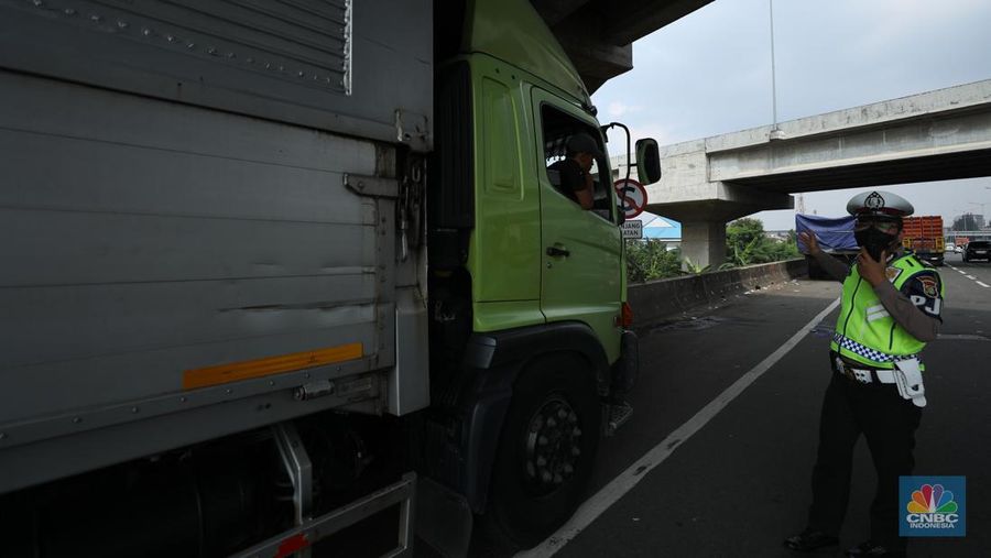Lalu lintas Jalan KH Noer Ali Inspeksi Kalimalang macet berkilo-kilometer imbas penutupan ruas tol mengarah ke Cikampek pada Sabtu (7/5/2022). (CNBC Indonesia/Tri Susilo)