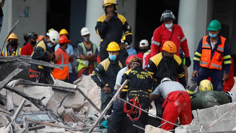 Ledakan mengguncang pusat ibukota Kuba, Havana, menghancurkan Hotel Saratoga yang terletak di dekat Gedung National Capitol pada Jumat (6/5/2022). (REUTERS/ALEXANDRE MENEGHINI)