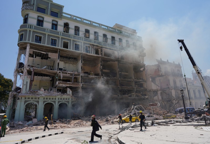 Ledakan mengguncang pusat ibukota Kuba, Havana, menghancurkan Hotel Saratoga yang terletak di dekat Gedung National Capitol pada Jumat (6/5/2022). (REUTERS/ALEXANDRE MENEGHINI) Ledakan mengguncang pusat ibukota Kuba, Havana, menghancurkan Hotel Saratoga yang terletak di dekat Gedung National Capitol pada Jumat (6/5/2022). (REUTERS/ALEXANDRE MENEGHINI)