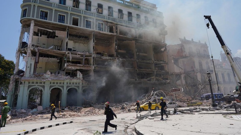 Ledakan mengguncang pusat ibukota Kuba, Havana, menghancurkan Hotel Saratoga yang terletak di dekat Gedung National Capitol pada Jumat (6/5/2022). (REUTERS/ALEXANDRE MENEGHINI)