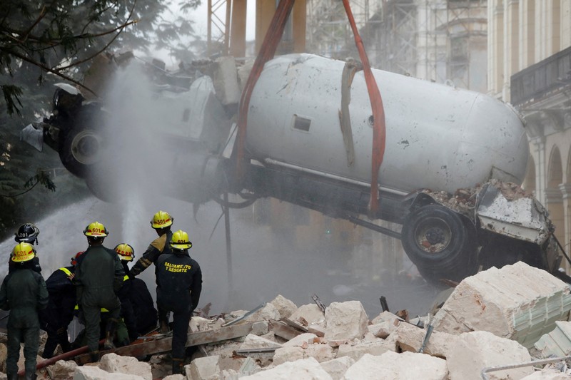 Ledakan mengguncang pusat ibukota Kuba, Havana, menghancurkan Hotel Saratoga yang terletak di dekat Gedung National Capitol pada Jumat (6/5/2022). (REUTERS/ALEXANDRE MENEGHINI)