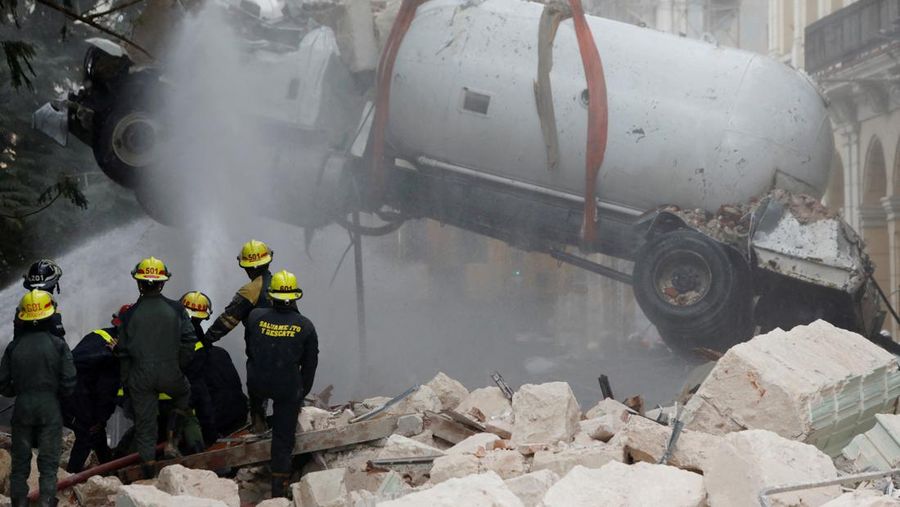 Ledakan mengguncang pusat ibukota Kuba, Havana, menghancurkan Hotel Saratoga yang terletak di dekat Gedung National Capitol pada Jumat (6/5/2022). (REUTERS/ALEXANDRE MENEGHINI)