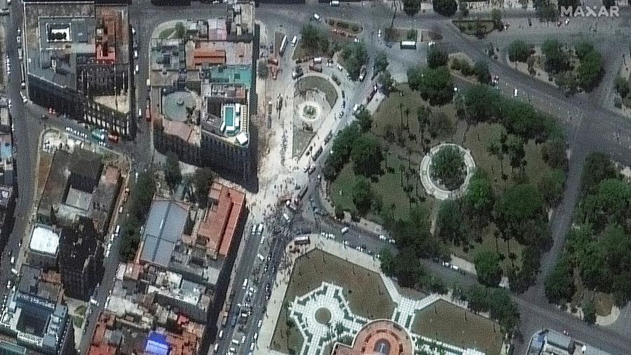 Ledakan mengguncang pusat ibukota Kuba, Havana, menghancurkan Hotel Saratoga yang terletak di dekat Gedung National Capitol pada Jumat (6/5/2022). (REUTERS/ALEXANDRE MENEGHINI)