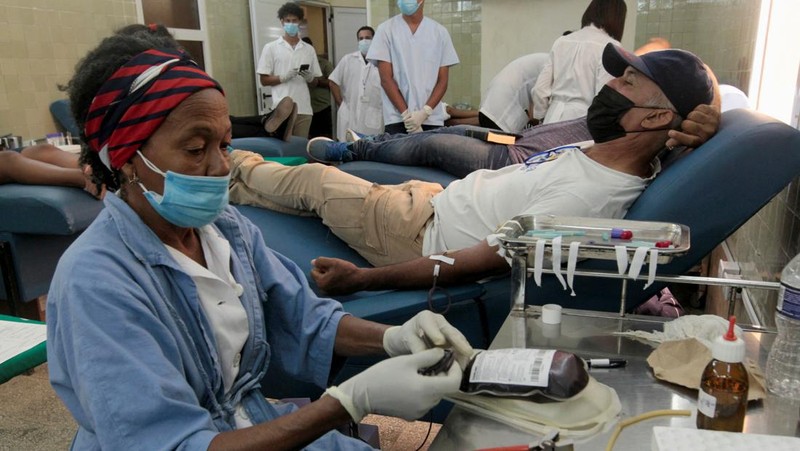 Ledakan mengguncang pusat ibukota Kuba, Havana, menghancurkan Hotel Saratoga yang terletak di dekat Gedung National Capitol pada Jumat (6/5/2022). (REUTERS/ALEXANDRE MENEGHINI)