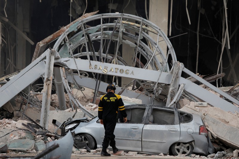 Ledakan mengguncang pusat ibukota Kuba, Havana, menghancurkan Hotel Saratoga yang terletak di dekat Gedung National Capitol pada Jumat (6/5/2022). (REUTERS/ALEXANDRE MENEGHINI)