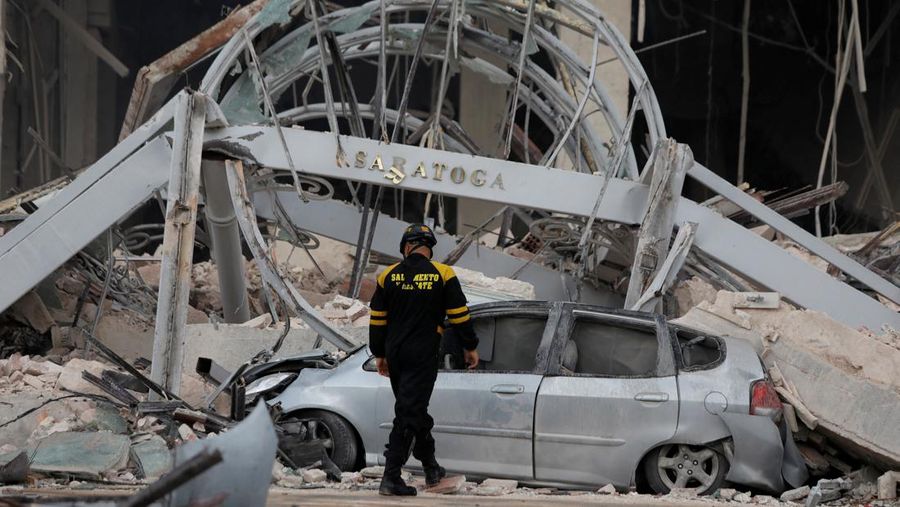 Ledakan mengguncang pusat ibukota Kuba, Havana, menghancurkan Hotel Saratoga yang terletak di dekat Gedung National Capitol pada Jumat (6/5/2022). (REUTERS/ALEXANDRE MENEGHINI)
