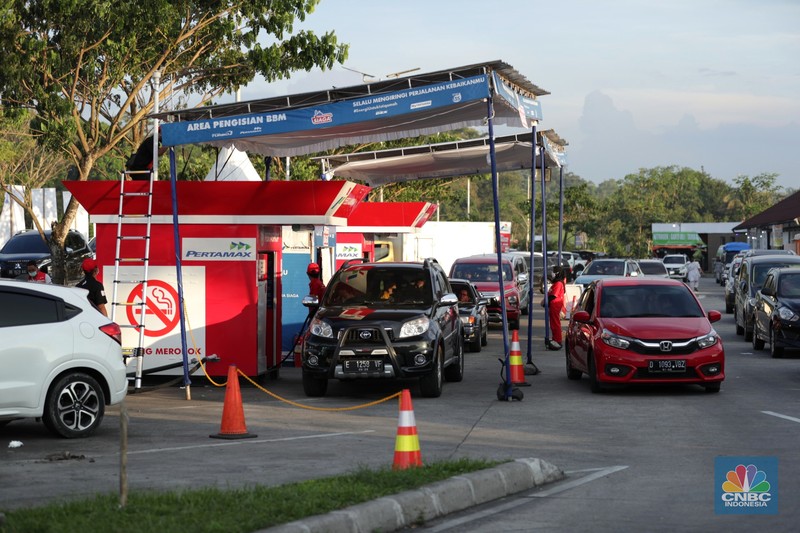Pengendera antre mengisi bahan bakar minyak (BBM) di rest area Km 294B, Jalan Tol Pejagan-Pemalang,Tegal, Jawa Tengah. PT Pertamina (Persero) saat ini menyiapkan fasilitas pengisian BBM tambahan selama arus mudik lebaran 1443 H, hal itu untuk mengantisipasi kepadatan arus mudik 2022. (CNBC Indonesia/Tri Susilo) Pengendera antre mengisi bahan bakar minyak (BBM) di rest area Km 294B, Jalan Tol Pejagan-Pemalang,Tegal, Jawa Tengah. PT Pertamina (Persero) saat ini menyiapkan fasilitas pengisian BBM tambahan selama arus mudik lebaran 1443 H, hal itu untuk mengantisipasi kepadatan arus mudik 2022. (CNBC Indonesia/Tri Susilo)