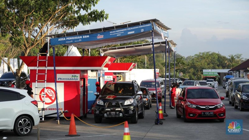 Pengendera antre mengisi bahan bakar minyak (BBM) di rest area Km 294B, Jalan Tol Pejagan-Pemalang,Tegal, Jawa Tengah.  PT Pertamina (Persero) saat ini menyiapkan fasilitas pengisian BBM tambahan selama arus mudik lebaran 1443 H, hal itu untuk mengantisipasi kepadatan arus mudik 2022. (CNBC Indonesia/Tri Susilo)