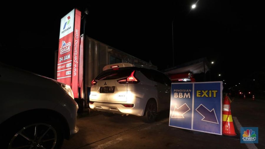 Pengendera antre mengisi bahan bakar minyak (BBM) di rest area Km 294B, Jalan Tol Pejagan-Pemalang,Tegal, Jawa Tengah.  PT Pertamina (Persero) saat ini menyiapkan fasilitas pengisian BBM tambahan selama arus mudik lebaran 1443 H, hal itu untuk mengantisipasi kepadatan arus mudik 2022. (CNBC Indonesia/Tri Susilo)