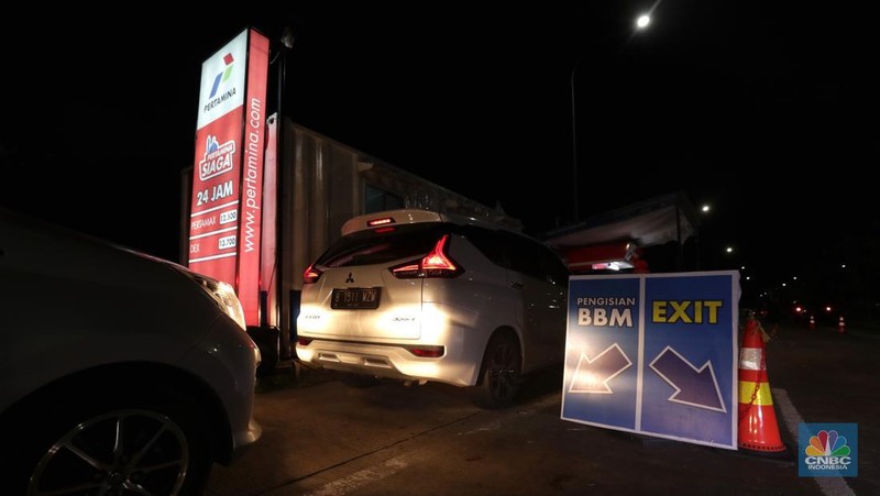 Pengendera antre mengisi bahan bakar minyak (BBM) di rest area Km 294B, Jalan Tol Pejagan-Pemalang,Tegal, Jawa Tengah.  PT Pertamina (Persero) saat ini menyiapkan fasilitas pengisian BBM tambahan selama arus mudik lebaran 1443 H, hal itu untuk mengantisipasi kepadatan arus mudik 2022. (CNBC Indonesia/Tri Susilo)
