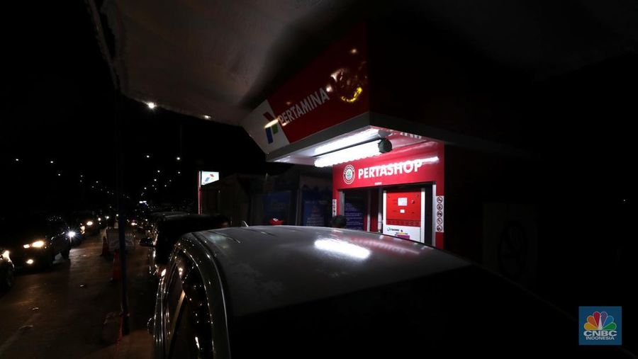 Pengendera antre mengisi bahan bakar minyak (BBM) di rest area Km 294B, Jalan Tol Pejagan-Pemalang,Tegal, Jawa Tengah. PT Pertamina (Persero) saat ini menyiapkan fasilitas pengisian BBM tambahan selama arus mudik lebaran 1443 H, hal itu untuk mengantisipasi kepadatan arus mudik 2022. (CNBC Indonesia/Tri Susilo)
