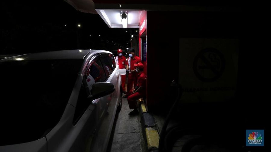 Pengendera antre mengisi bahan bakar minyak (BBM) di rest area Km 294B, Jalan Tol Pejagan-Pemalang,Tegal, Jawa Tengah.  PT Pertamina (Persero) saat ini menyiapkan fasilitas pengisian BBM tambahan selama arus mudik lebaran 1443 H, hal itu untuk mengantisipasi kepadatan arus mudik 2022. (վ/Tri Susilo)