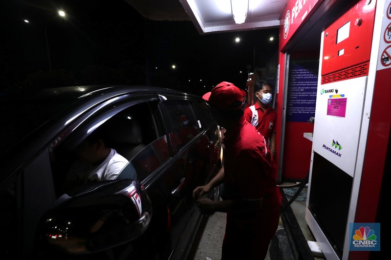 Pengendera antre mengisi bahan bakar minyak (BBM) di rest area Km 294B, Jalan Tol Pejagan-Pemalang,Tegal, Jawa Tengah. PT Pertamina (Persero) saat ini menyiapkan fasilitas pengisian BBM tambahan selama arus mudik lebaran 1443 H, hal itu untuk mengantisipasi kepadatan arus mudik 2022. (CNBC Indonesia/Tri Susilo) Pengendera antre mengisi bahan bakar minyak (BBM) di rest area Km 294B, Jalan Tol Pejagan-Pemalang,Tegal, Jawa Tengah. PT Pertamina (Persero) saat ini menyiapkan fasilitas pengisian BBM tambahan selama arus mudik lebaran 1443 H, hal itu untuk mengantisipasi kepadatan arus mudik 2022. (CNBC Indonesia/Tri Susilo)