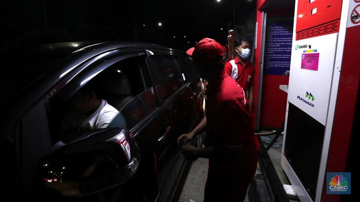 Pengendera antre mengisi bahan bakar minyak (BBM) di rest area Km 294B, Jalan Tol Pejagan-Pemalang,Tegal, Jawa Tengah.  PT Pertamina (Persero) saat ini menyiapkan fasilitas pengisian BBM tambahan selama arus mudik lebaran 1443 H, hal itu untuk mengantisipasi kepadatan arus mudik 2022. (CNBC Indonesia/Tri Susilo)