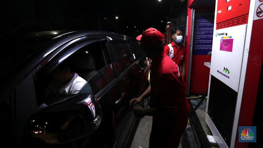 Pengendera antre mengisi bahan bakar minyak (BBM) di rest area Km 294B, Jalan Tol Pejagan-Pemalang,Tegal, Jawa Tengah. PT Pertamina (Persero) saat ini menyiapkan fasilitas pengisian BBM tambahan selama arus mudik lebaran 1443 H, hal itu untuk mengantisipasi kepadatan arus mudik 2022. (²©²ÊÍøÕ¾/Tri Susilo)