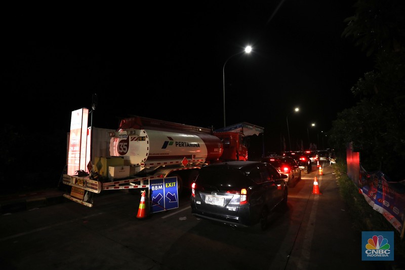 Pengendera antre mengisi bahan bakar minyak (BBM) di rest area Km 294B, Jalan Tol Pejagan-Pemalang,Tegal, Jawa Tengah. PT Pertamina (Persero) saat ini menyiapkan fasilitas pengisian BBM tambahan selama arus mudik lebaran 1443 H, hal itu untuk mengantisipasi kepadatan arus mudik 2022. (CNBC Indonesia/Tri Susilo) Pengendera antre mengisi bahan bakar minyak (BBM) di rest area Km 294B, Jalan Tol Pejagan-Pemalang,Tegal, Jawa Tengah. PT Pertamina (Persero) saat ini menyiapkan fasilitas pengisian BBM tambahan selama arus mudik lebaran 1443 H, hal itu untuk mengantisipasi kepadatan arus mudik 2022. (CNBC Indonesia/Tri Susilo)