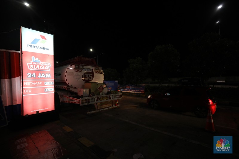 Pengendera antre mengisi bahan bakar minyak (BBM) di rest area Km 294B, Jalan Tol Pejagan-Pemalang,Tegal, Jawa Tengah. PT Pertamina (Persero) saat ini menyiapkan fasilitas pengisian BBM tambahan selama arus mudik lebaran 1443 H, hal itu untuk mengantisipasi kepadatan arus mudik 2022. (CNBC Indonesia/Tri Susilo) Pengendera antre mengisi bahan bakar minyak (BBM) di rest area Km 294B, Jalan Tol Pejagan-Pemalang,Tegal, Jawa Tengah. PT Pertamina (Persero) saat ini menyiapkan fasilitas pengisian BBM tambahan selama arus mudik lebaran 1443 H, hal itu untuk mengantisipasi kepadatan arus mudik 2022. (CNBC Indonesia/Tri Susilo)