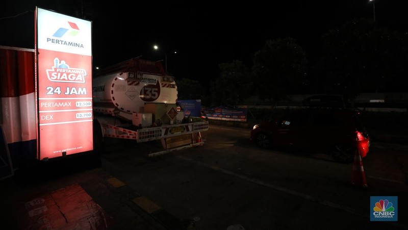 Pengendera antre mengisi bahan bakar minyak (BBM) di rest area Km 294B, Jalan Tol Pejagan-Pemalang,Tegal, Jawa Tengah.  PT Pertamina (Persero) saat ini menyiapkan fasilitas pengisian BBM tambahan selama arus mudik lebaran 1443 H, hal itu untuk mengantisipasi kepadatan arus mudik 2022. (CNBC Indonesia/Tri Susilo)