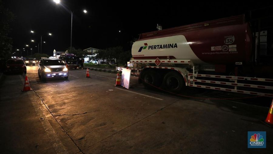 Pengendera antre mengisi bahan bakar minyak (BBM) di rest area Km 294B, Jalan Tol Pejagan-Pemalang,Tegal, Jawa Tengah.  PT Pertamina (Persero) saat ini menyiapkan fasilitas pengisian BBM tambahan selama arus mudik lebaran 1443 H, hal itu untuk mengantisipasi kepadatan arus mudik 2022. (CNBC Indonesia/Tri Susilo)