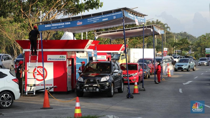 Pengendera antre mengisi bahan bakar minyak (BBM) di rest area Km 294B, Jalan Tol Pejagan-Pemalang,Tegal, Jawa Tengah.  PT Pertamina (Persero) saat ini menyiapkan fasilitas pengisian BBM tambahan selama arus mudik lebaran 1443 H, hal itu untuk mengantisipasi kepadatan arus mudik 2022. (CNBC Indonesia/Tri Susilo)