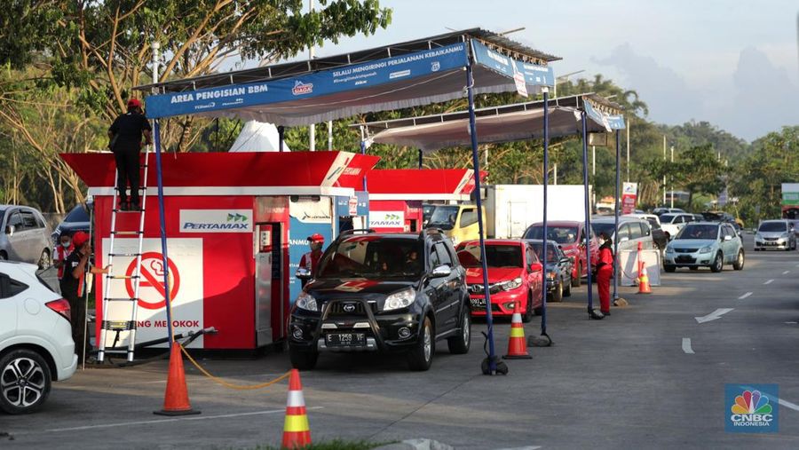 Pengendera antre mengisi bahan bakar minyak (BBM) di rest area Km 294B, Jalan Tol Pejagan-Pemalang,Tegal, Jawa Tengah. PT Pertamina (Persero) saat ini menyiapkan fasilitas pengisian BBM tambahan selama arus mudik lebaran 1443 H, hal itu untuk mengantisipasi kepadatan arus mudik 2022. (CNBC Indonesia/Tri Susilo)