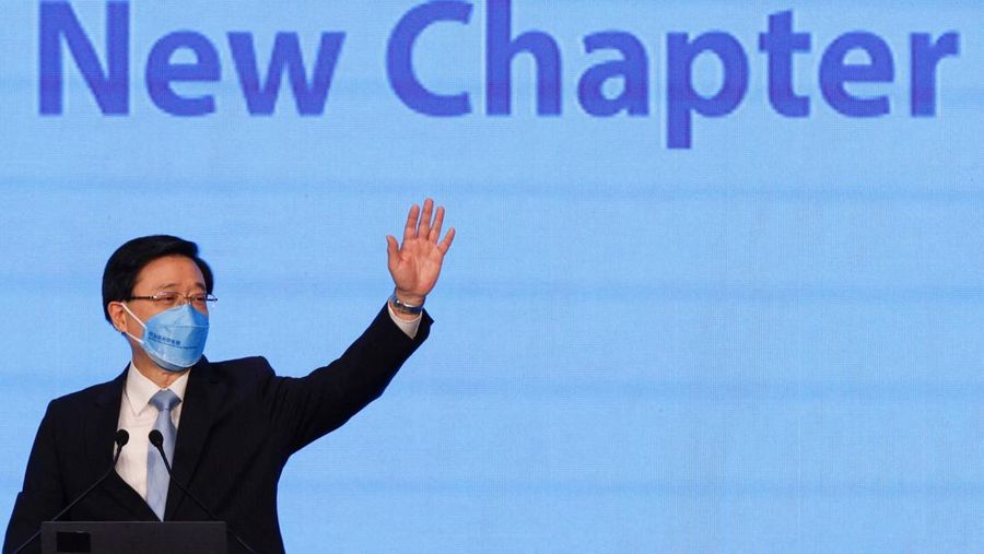 Kandidat Kepala Eksekutif tunggal Hong Kong John Lee kampanye di Hong Kong, China, Jumat (6/5/2022). (REUTERS/Tyrone Siu)