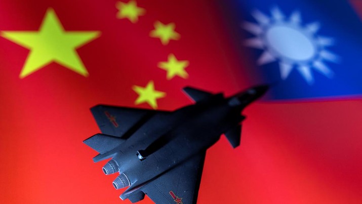 A model of the Chinese Fighter aircraft is seen in front of Chinese and Taiwanese flags in this illustration taken, April 28, 2022. Picture taken April 28, 2022.  REUTERS/Dado Ruvic/Illustration