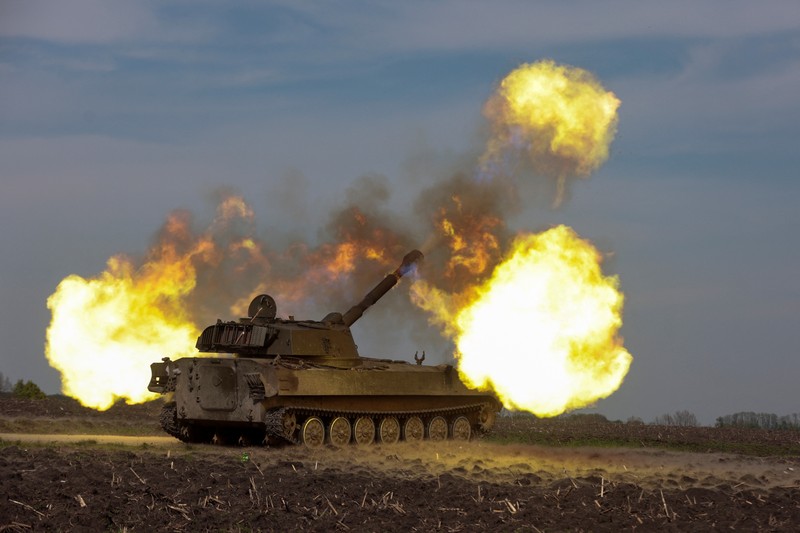 Pasukan Ukraina menembak dengan howitzer self-propelled 2S1 Gvozdika saat serangan Rusia di Ukraina berlanjut di wilayah Kharkiv, Ukraina, Sabtu (7/5/2022). (REUTERS/Serhii Nuzhnenko)