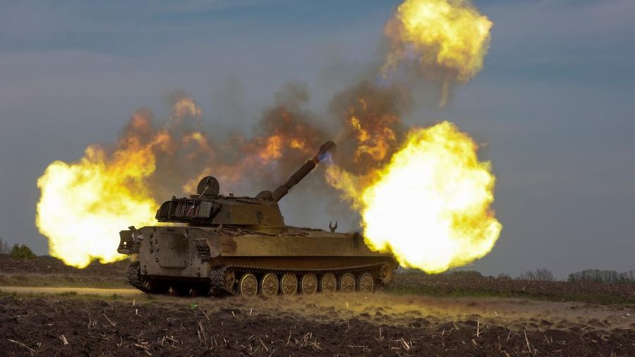 Pasukan Ukraina menembak dengan howitzer self-propelled 2S1 Gvozdika saat serangan Rusia di Ukraina berlanjut i wilayah Kharkiv, Ukraina, Sabtu (7/5/2022). (REUTERS/Serhii Nuzhnenko)