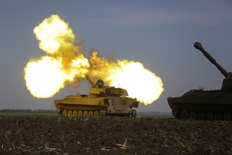 Pasukan Ukraina menembak dengan howitzer self-propelled 2S1 Gvozdika saat serangan Rusia di Ukraina berlanjut di wilayah Kharkiv, Ukraina, Sabtu (7/5/2022). (REUTERS/Serhii Nuzhnenko)
