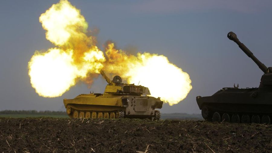 Pasukan Ukraina menembak dengan howitzer self-propelled 2S1 Gvozdika saat serangan Rusia di Ukraina berlanjut i wilayah Kharkiv, Ukraina, Sabtu (7/5/2022). (REUTERS/Serhii Nuzhnenko)