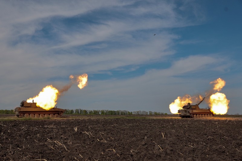 Pasukan Ukraina menembak dengan howitzer self-propelled 2S1 Gvozdika saat serangan Rusia di Ukraina berlanjut di wilayah Kharkiv, Ukraina, Sabtu (7/5/2022). (REUTERS/Serhii Nuzhnenko)