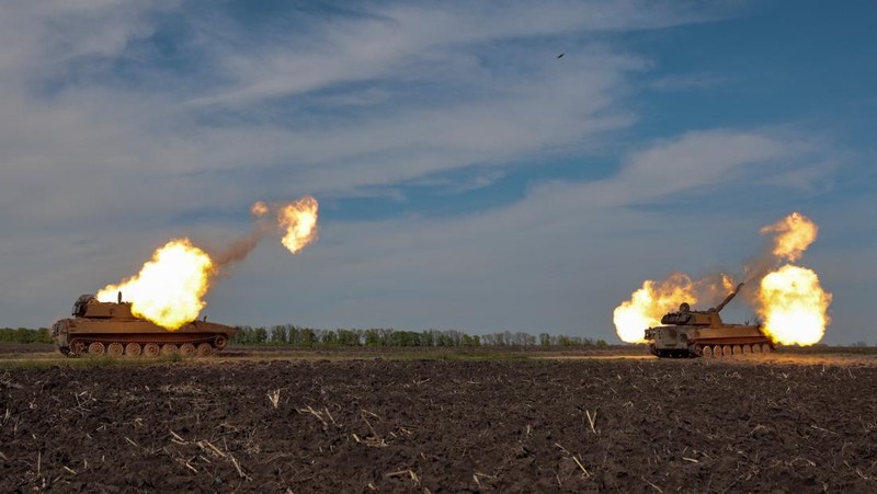 Pasukan Ukraina menembak dengan howitzer self-propelled 2S1 Gvozdika saat serangan Rusia di Ukraina berlanjut di wilayah Kharkiv, Ukraina, Sabtu (7/5/2022). (REUTERS/Serhii Nuzhnenko)