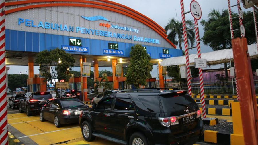 Penumpang penyeberangan dari Sumatera menuju Jawa masih terpantau ramai lancar via Pelabuhan Bakauheni, Lampung. (Dok. PT ASDP Indonesia Ferry (Persero))