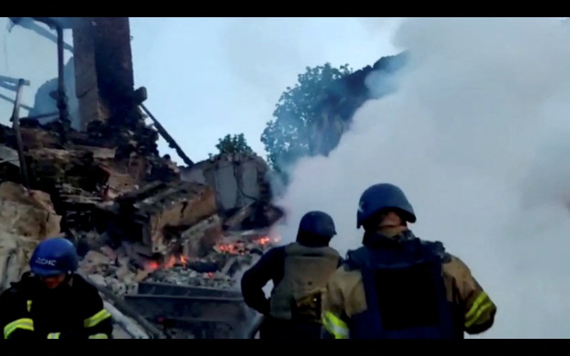 Rusia Serang Gedung Sekolah di desa Bilohorivka, Luhansk, Ukraina Petugas pemadam kebakaran bekerja di dekat puing-puing yang terbakar, setelah sebuah gedung sekolah hancur akibat bom yang dilakukan oleh Rusia di desa Bilohorivka, Luhansk, Ukraina, Minggu (8/5/2022). (Luhansk Regional Military-Civil Administration/Handout via REUTERS)