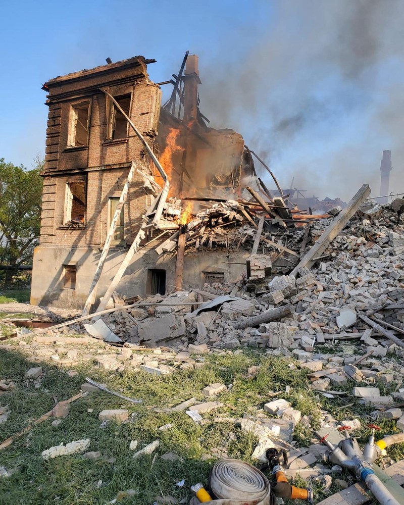 Rusia Serang Gedung Sekolah di desa Bilohorivka, Luhansk, Ukraina Petugas pemadam kebakaran bekerja di dekat puing-puing yang terbakar, setelah sebuah gedung sekolah hancur akibat bom yang dilakukan oleh Rusia di desa Bilohorivka, Luhansk, Ukraina, Minggu (8/5/2022). (Luhansk Regional Military-Civil Administration/Handout via REUTERS)