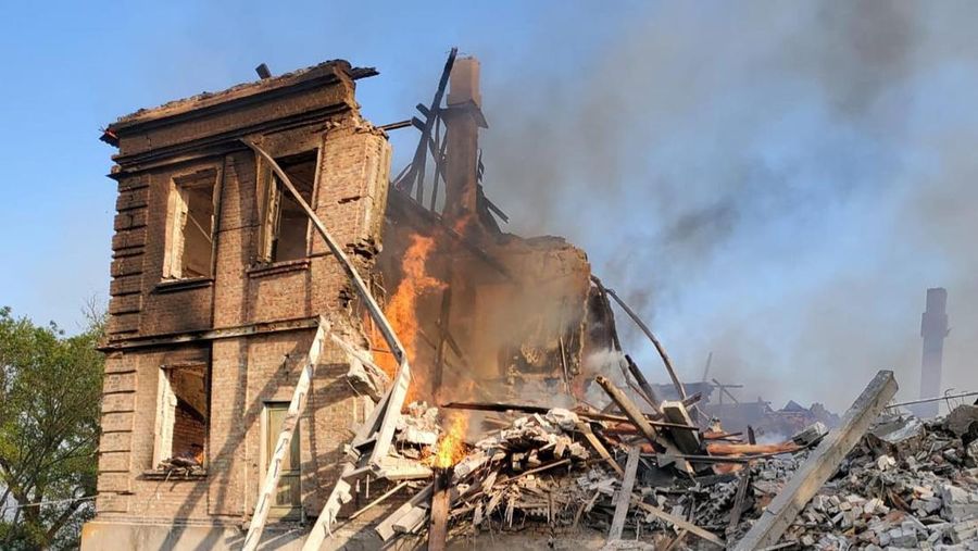 Kondisi gedung sekolah yang hancur akibat bom yang dilakukan oleh Rusia di desa Bilohorivka, Luhansk, Ukraina, Minggu (8/5/2022). (State Emergency Services/Handout via REUTERS)