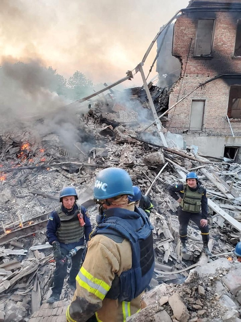 Rusia Serang Gedung Sekolah di desa Bilohorivka, Luhansk, Ukraina Petugas pemadam kebakaran bekerja di dekat puing-puing yang terbakar, setelah sebuah gedung sekolah hancur akibat bom yang dilakukan oleh Rusia di desa Bilohorivka, Luhansk, Ukraina, Minggu (8/5/2022). (Luhansk Regional Military-Civil Administration/Handout via REUTERS)