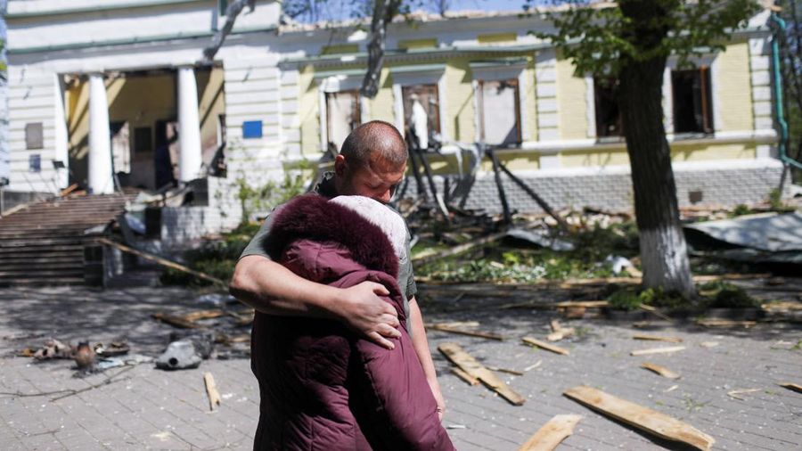 Karyawan melintas di depan Museum Memorial Sastra Hryhoriy Skovoroda yang rusak akibat serangan bom Rusia di tengah serangan Rusia ke Ukraina, di desa Skovorodynivka dekat Kharkiv, Ukraina, Sabtu (7/5/2022). (REUTERS/Ricardo Moraes)