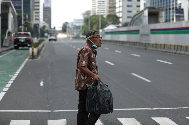 Aktivitas Warga Saat PPKM Diperpanjang. (CNBC Indonesia/Tri Susilo)