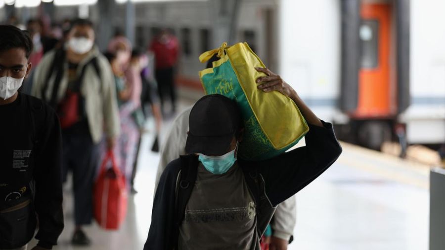Arus Balik Lebaran di Stasiun Senen Mulai Ramai (CNBC Indonesia/Tri Susilo)